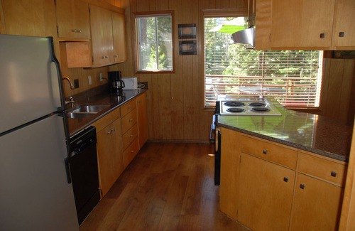 Chamberlands House | 2025-26 thirty-day ski leases! Driveway snow plow included! Dog ok! Fast WiFi!