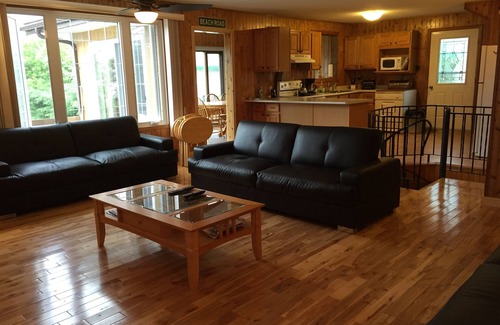 Keewatin Cabin | 2026 calendar now open! Beachfront - Lake of the Woods Kenora w/boat launch!