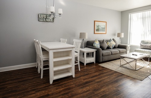 Delavan Lake Condo | 205 - Elegant One Bedroom Condo Suite