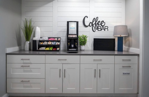 Delavan Lake Condo | 205 - Elegant One Bedroom Condo Suite