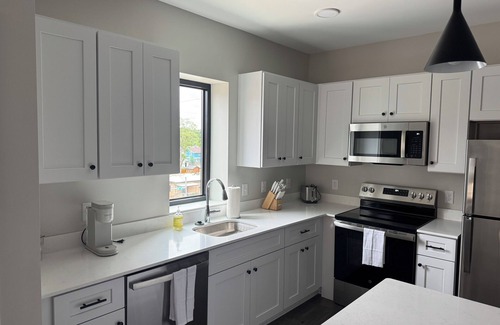 Downtown Omaha House | #206 Spacious Boutique Apt, Near Blackstone, UNMC, Midtown