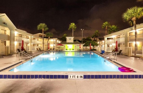 Kissimmee Hotel | 208 Entire Studio Kissimmee minutes to Disney
