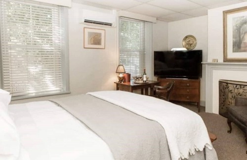 Mercersburg Bed & Breakfast | 208 - Ms. Hetty's Room - James Buchanan Hotel