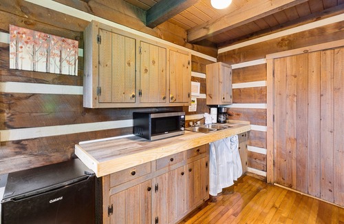 Fancy Gap Cabin | 21 Acre Mountain Escape! 11 Private Cabins! Weddings, Reunions, & Events!
