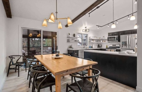 St. Anthony West House | 221 Club/WALK to the BEST NE restaurants