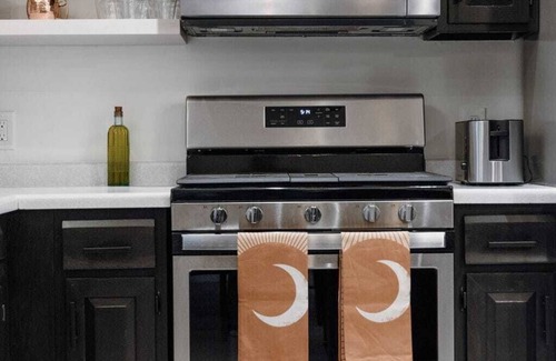 St. Anthony West House | 221 Club/WALK to the BEST NE restaurants