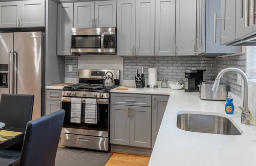 Dudley - Brunswick King Apartment | 233/1-Boston family friendly apartment