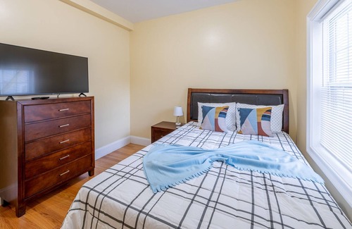 Dudley - Brunswick King Apartment | 233/1-Boston family friendly apartment