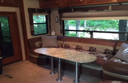 Martin City House | 24 Fully Equipped 5TH Wheel Trailer in our treed RV Park - 9 miles from GNP