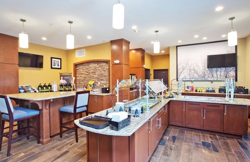 Sweetbriar Condo | 24 Hour Business Center + Heated Outdoor Pool | Close to Downtown Austin