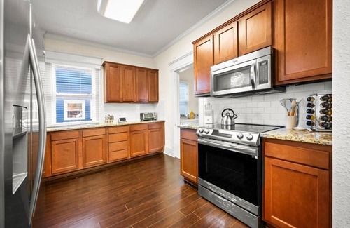 Urban Core House | 240- Sleeps 10, Centrally Located, Fenced Yard, Pet & Family Friendly