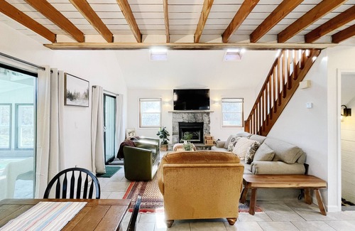 Long Pond Cabin | 2400 sqft Modern Cabin Slp 12 heated indoor Pool & Sauna 5 min to Kalahari Ski