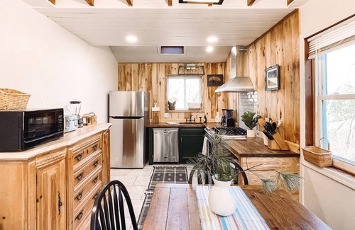 Long Pond Cabin | 2400 sqft Modern Cabin Slp 12 heated indoor Pool & Sauna 5 min to Kalahari Ski