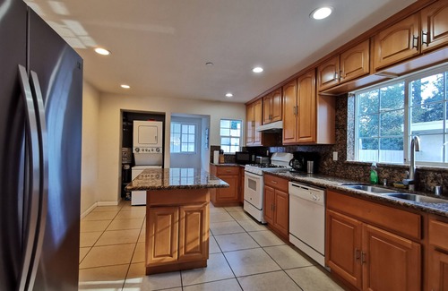 Oakland House | 2402 - Stylish Urban 4B3B Close to Zoo, Coliseum, FWY & BART