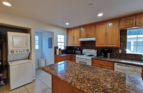 Oakland House | 2402 - Stylish Urban 4B3B Close to Zoo, Coliseum, FWY & BART