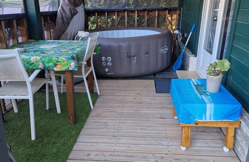 Lorgues Ski Chalet | 25 m2 chalet + screened terrace, private spa, garden, shared pool