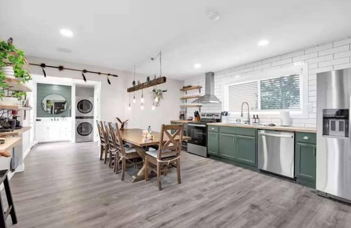 Valle House | 25 Min to Grand Canyon | Hot tub & Fire Pit