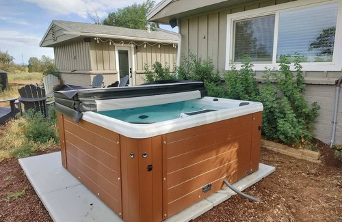 Valle House | 25 Min to Grand Canyon | Hot tub & Fire Pit
