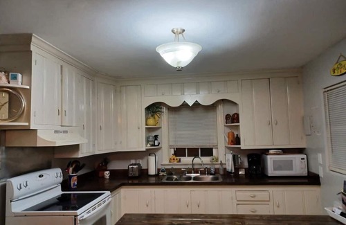 Buckroe Beach House | 2500 sq ft home 4 blocks from Buckroe Beach, dog friendly