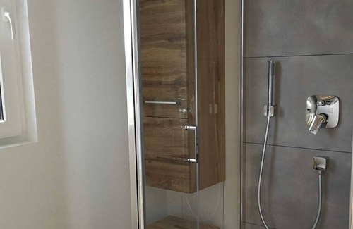 Wendelstein Apartment | 25m² Dachgeschoss Zimmer mit Eigenem Bad