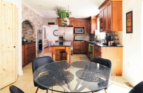 Saratoga Springs House | 26 Lakewood · Large 5br Saratoga Home, within a mile of track.