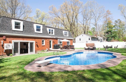 Saratoga Springs House | 26 Lakewood · Large 5br Saratoga Home, within a mile of track.