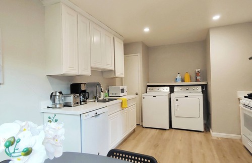 Old Mountain View Apartment | 261-6 Cozy 2-Bedroom Apartment near Downtown Mountain View