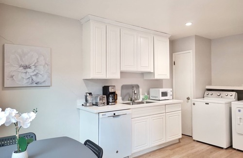 Old Mountain View Apartment | 261-6 Cozy 2-Bedroom Apartment near Downtown Mountain View