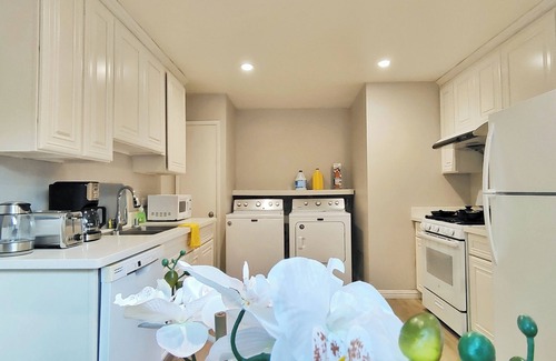 Old Mountain View Apartment | 261-6 Cozy 2-Bedroom Apartment near Downtown Mountain View
