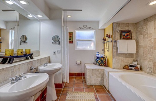 St. George Villa | 27 Amira ALLMAN · Relax! Spanish Rose King Bed+Kitchen Pool+Spa+Gym