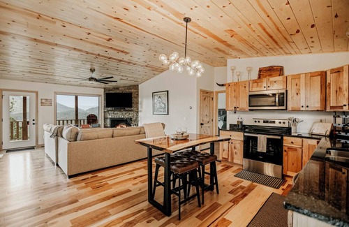 Murphy Cabin | 270° Mountain Views at EverLight Mountain Escape - Couples Retreat