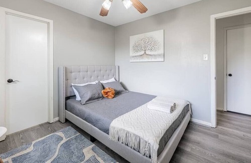 Spring Branch Central House | 2710 NEW cozy near IKEA Downtown Zoo