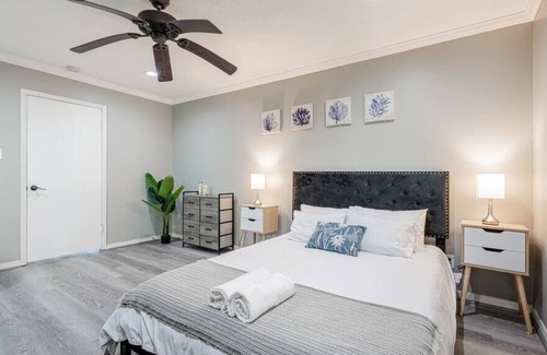 Spring Branch Central House | 2710 NEW cozy near IKEA Downtown Zoo