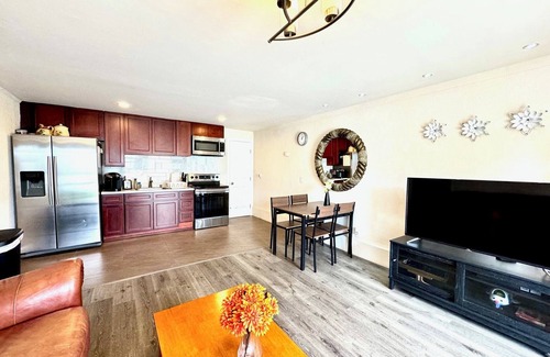 Westlake House | 2b/1b nearby beach