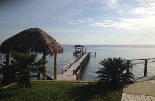 Bacliff House | 2B/1B sleeps 8 on waterfront property - 270' pier, pool, hot tubs & amenities