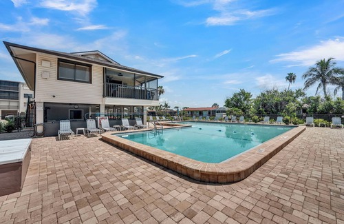 South Island Condo | 2B/2B Fairview Isles 214 Condo, Walk to Beach, Heated Pool!