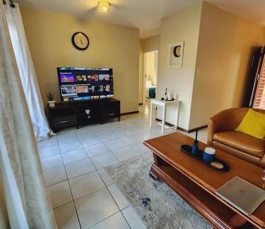 Die Hoewes Apartment | 2b - 74 No load shedding - 2 bed home