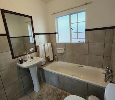 Die Hoewes Apartment | 2b - 74 No load shedding - 2 bed home