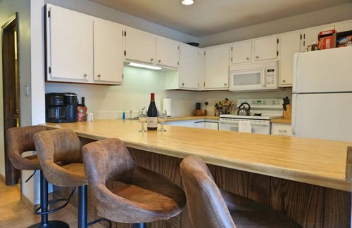 Avon Condo | 2BD/2BA w/Hot Tub + Sauna + Free Vail Beaver Creek Shuttle
