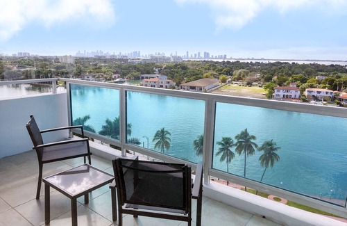 Mid Beach Apartment | 2bd Beachfront Master Ste, Bay View w/balcony, Pool, nearby dining, beach access