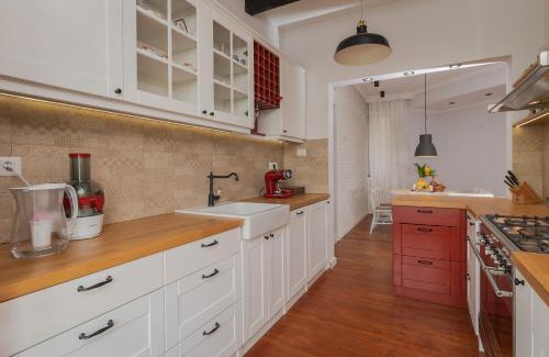 Lozenets Apartment | 2BD Flamingo Flat with Balcony in Sofia Center by Flat Mаnager