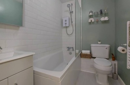 Stevenage House | 2BD Home: Locale Near Old Town and Fast London Links