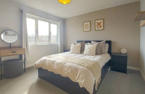 Stevenage House | 2BD Home: Locale Near Old Town and Fast London Links