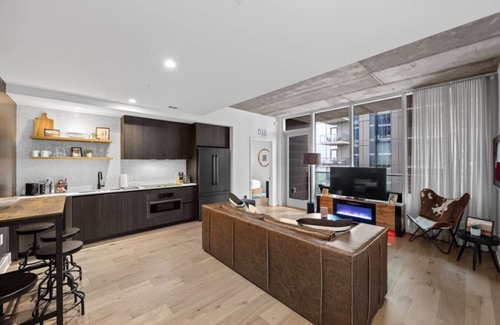 Rainey Street Historic District Apartment | 2BD Luxe Condo | Pool | Views | Walk to Rainey St