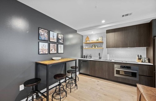 Rainey Street Historic District Apartment | 2BD Luxe Condo | Pool | Views | Walk to Rainey St