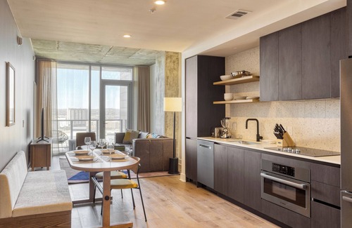 Rainey Street Historic District Condo | 2BDR Condo w/Luxe Amenities in Downtown | Natiivo