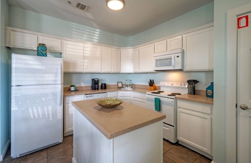 Port Aransas Condo | 2BDR Condo w/Pool | Walk to Shore, Pet-Friendly