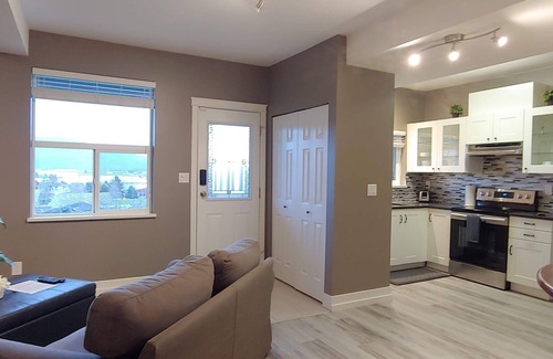 McMillan House | 2bdrm Suite in Executive Home with Sweeping Mountain and Valley Views