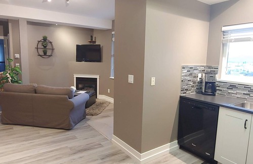 McMillan House | 2bdrm Suite in Executive Home with Sweeping Mountain and Valley Views