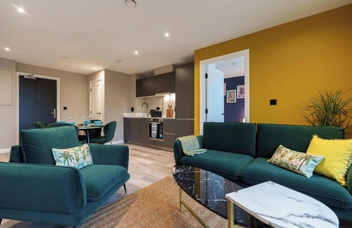 Holbeck Apartment | 2Bed 2Bath Golden Leeds Escape-Velvet Elegance 10 min City Center